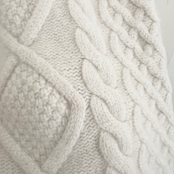 Aritzia Sunday Best Peggy Sweater Cable Knit V-Neck Size Medium - Picture 7 of 7